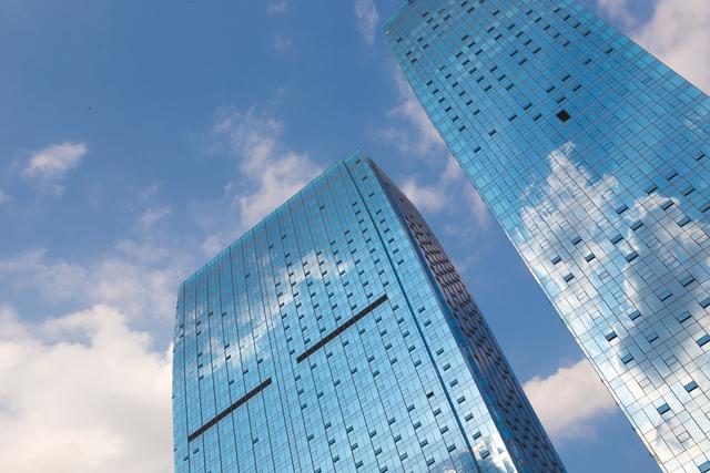 5月28日上午，越秀集团与广州交投集团正式签订战略合作协议，双方将在现代交通基础设施、房地产开发、现代农业和金融服务等领域展开全面战略合作。  广州交投集团杨宇正董事长表示，广州交投集团的核心产业为高速公路、城市快速路等现代交通基础设施，未来希望拓展房地产板块，实现大型交通工程沿线土地资源价值最大化。他透露，该公司已与越秀地产城市更新集团紧密联系，希望未来双方发挥各自优势，尽快启动各项工作，共同推动项目成功落地，为双方后续合作打造示范案例。  在广州交投集团之前，广州地铁集团已经与越秀集团结成合作同盟，目前双方已有多个轨交合作项目落地。